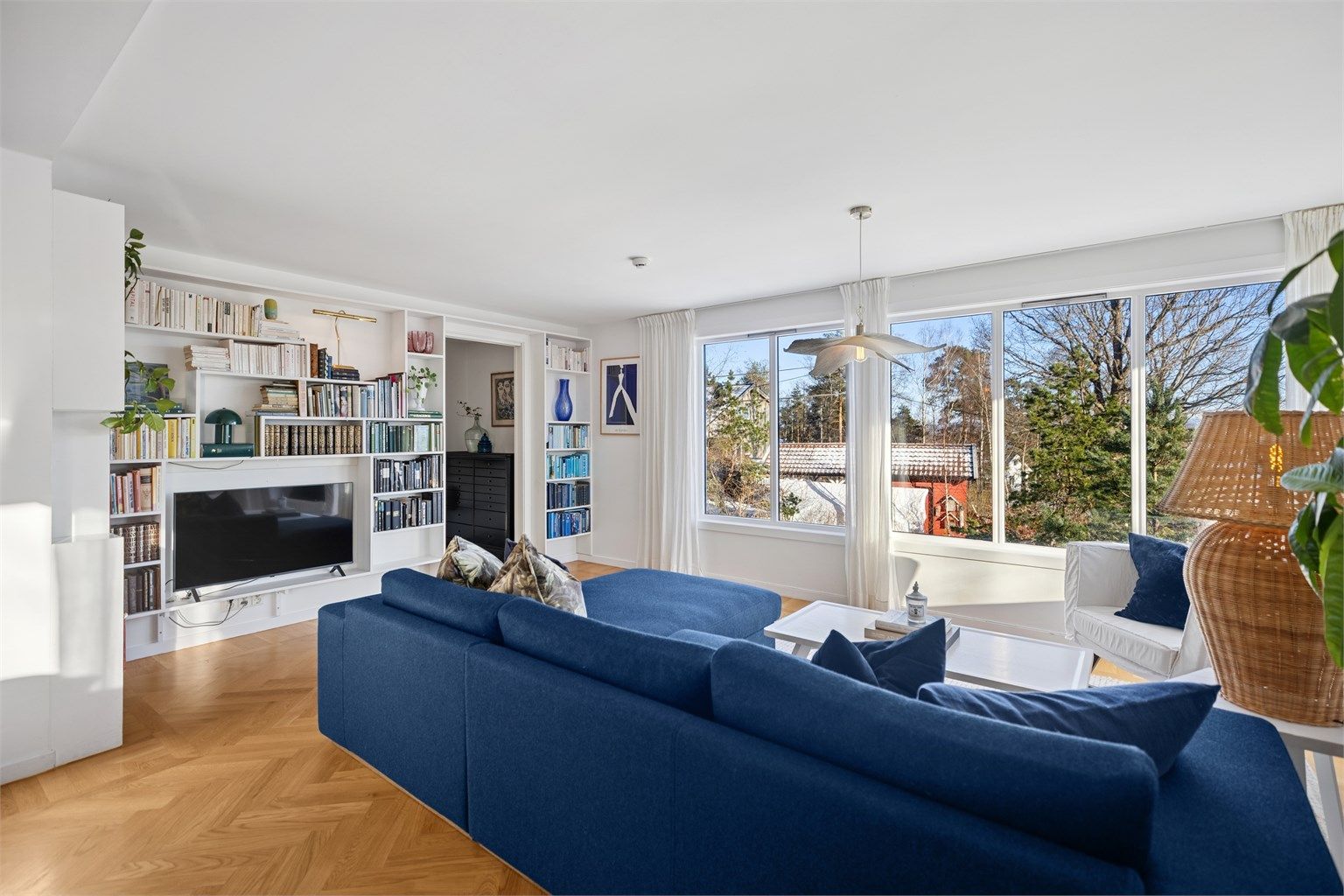 Stuen er totalrenovert i 2019 og fremstår med elegant plassbygd bokhylle og eksklusiv heltre fiskebensparkett.