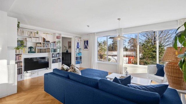 Stuen er totalrenovert i 2019 og fremstår med elegant plassbygd bokhylle og eksklusiv heltre fiskebensparkett.