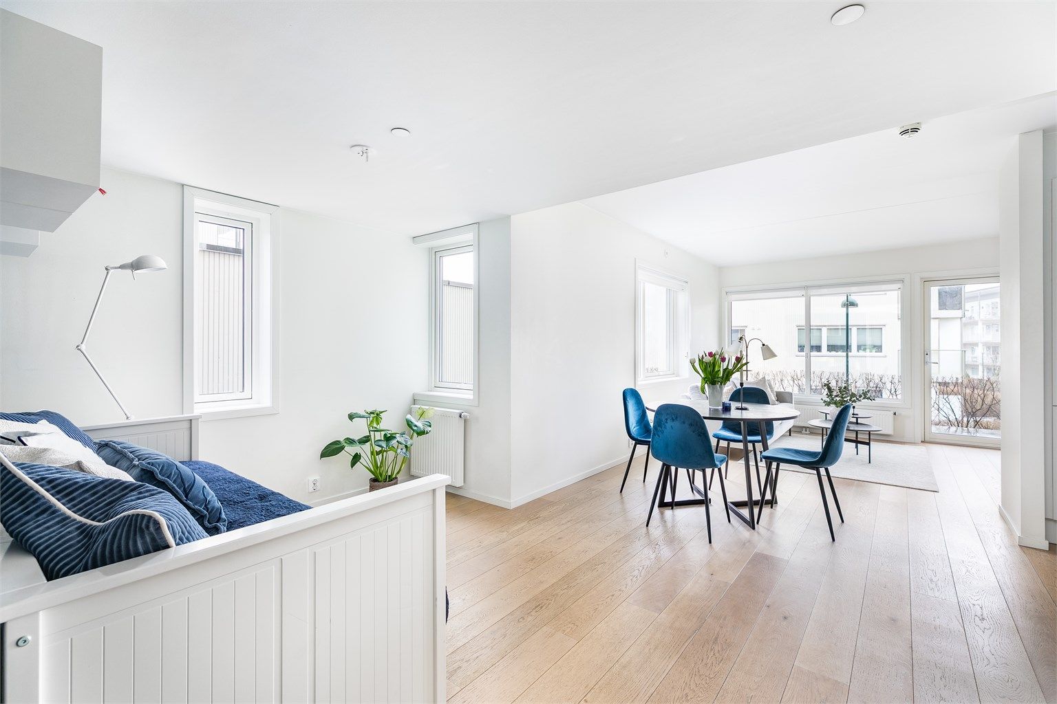 Stuen er i dag av generøs størrelse og i tillegg meget lys. Mange vinduer slipper dagslyset inn fra flere sider og vinkler.