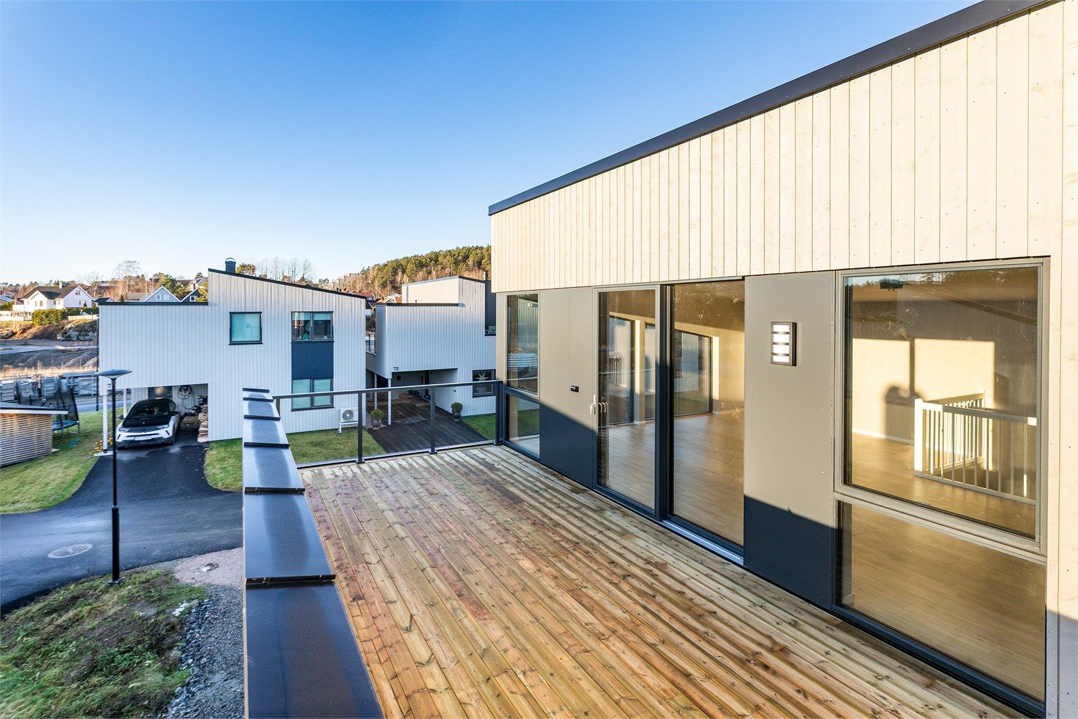 Boligen er nylig ferdigstilt og utgjør husrekkens sydside - en plassering som er blant de beste internt i sameiet.
Fotograf; Børge Oppegård.