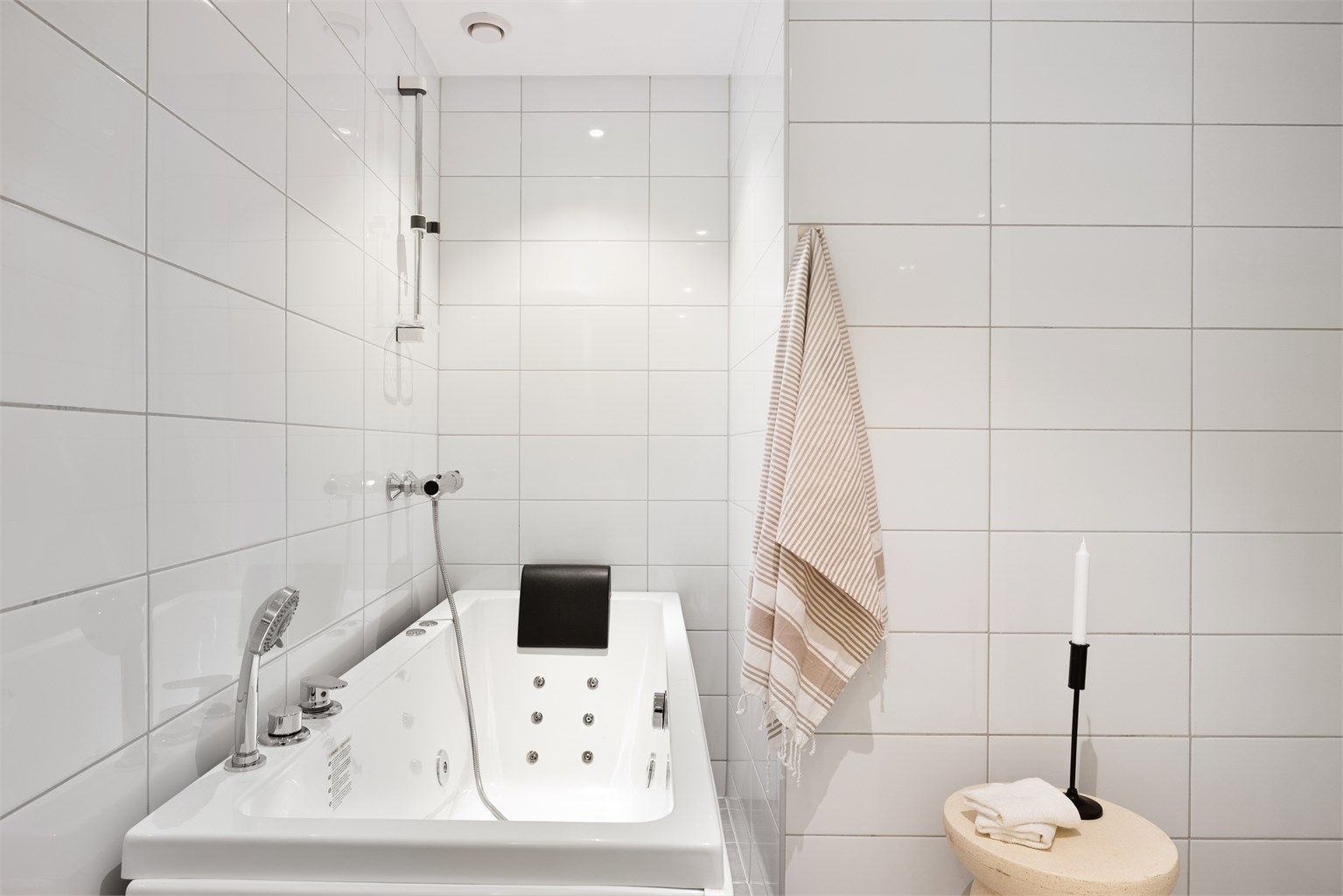 Badekar er installert i senere år, massasjedyser er imidlertid ikke tilkoblet. Dusjdører står lagret i bod og medfølger.