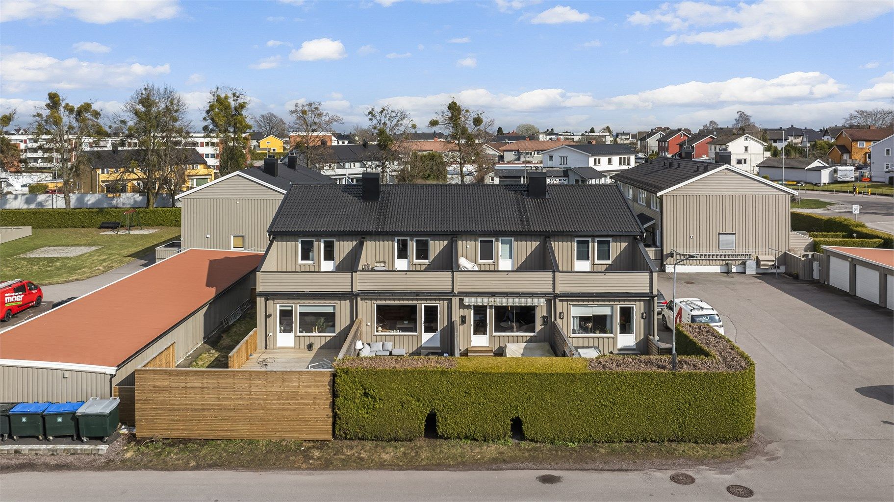 Fint og romslig familierekkehus med 2 fine uteplasser mot øst og vest