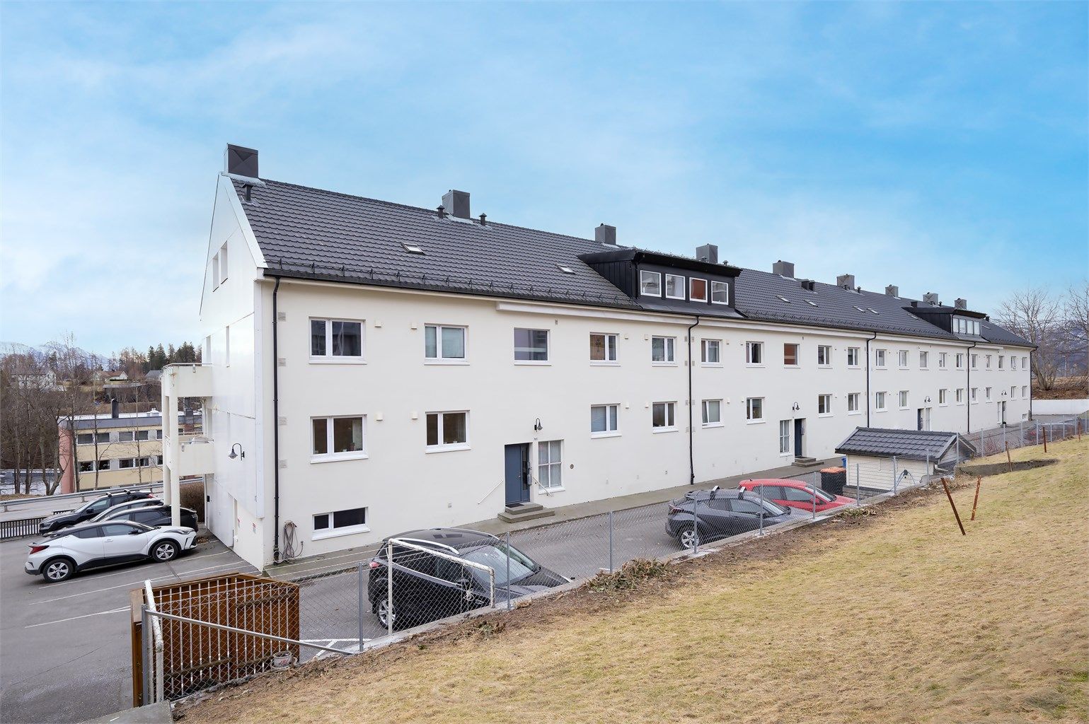 Nærmeste bussholdeplass, Leitesvingen, ligger kun ett minutts gange unna med hyppige avganger.