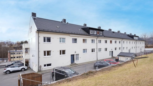 Nærmeste bussholdeplass, Leitesvingen, ligger kun ett minutts gange unna med hyppige avganger.