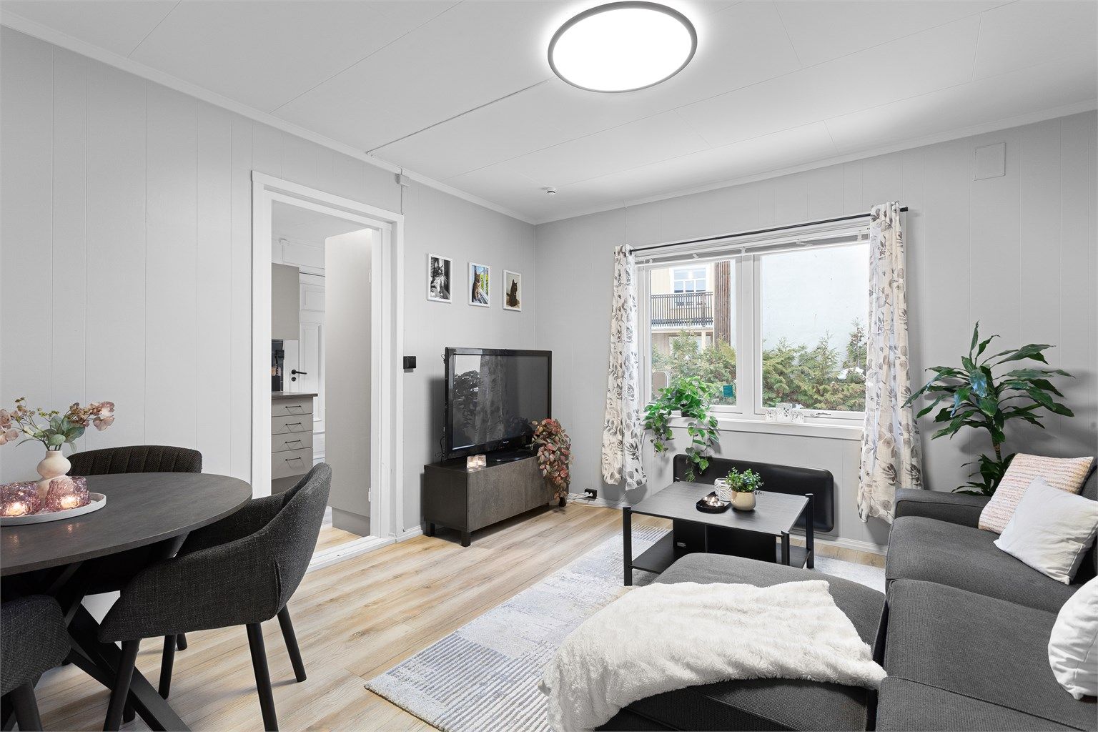 Stuen har en fleksibel planløsning med plass til både sofagruppe og spiseplass.