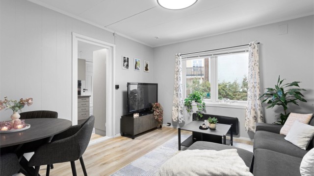 Stuen har en fleksibel planløsning med plass til både sofagruppe og spiseplass.