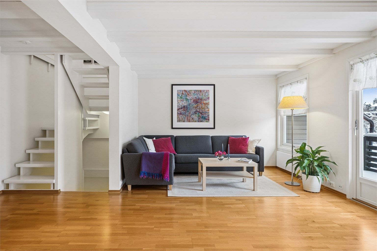 Stue, spisestue og kjøkken i åpen løsning.