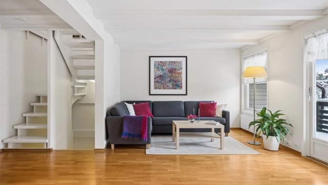 Stue, spisestue og kjøkken i åpen løsning.