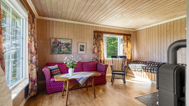 Plassbygget sengebrisk i stuen er et koselig sted å sleppe skuldrene ned