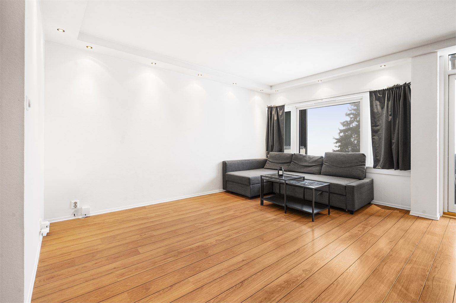 Stuen har god plass til en større sofagruppe og spisebord, med en takhøyde på 2,38 meter.