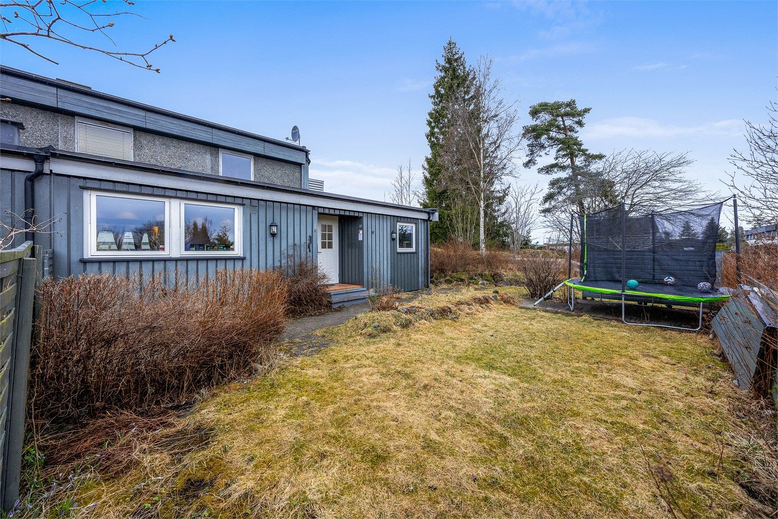 Hagen gir rom for lek og utendørsaktiviteter.