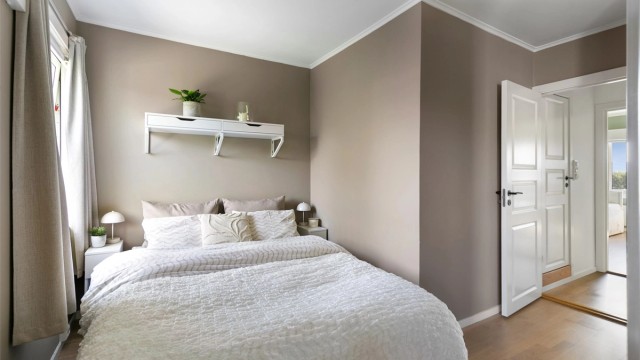 Hovedsoverom med god plass til dobbeltseng og garderobeløsning.