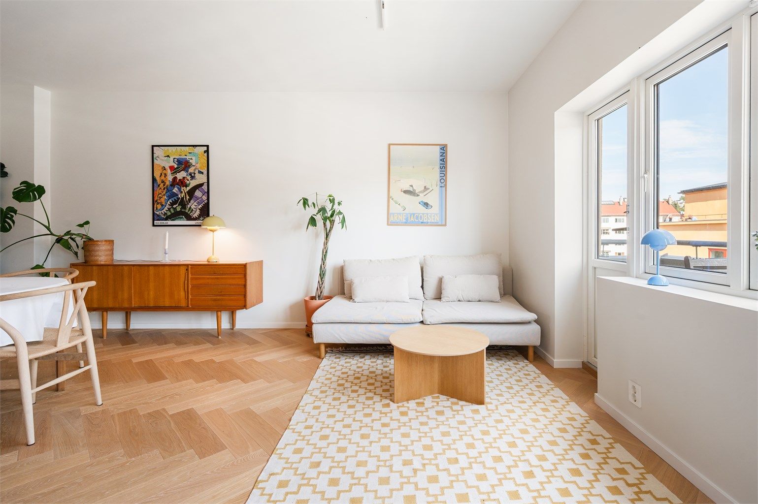 Leiligheten er totaloppusset i 2022 og fremstår med god standard, tidsriktige og lekre overflater med blant annet eksklusiv eikeparkett i stue og kjøkken. 