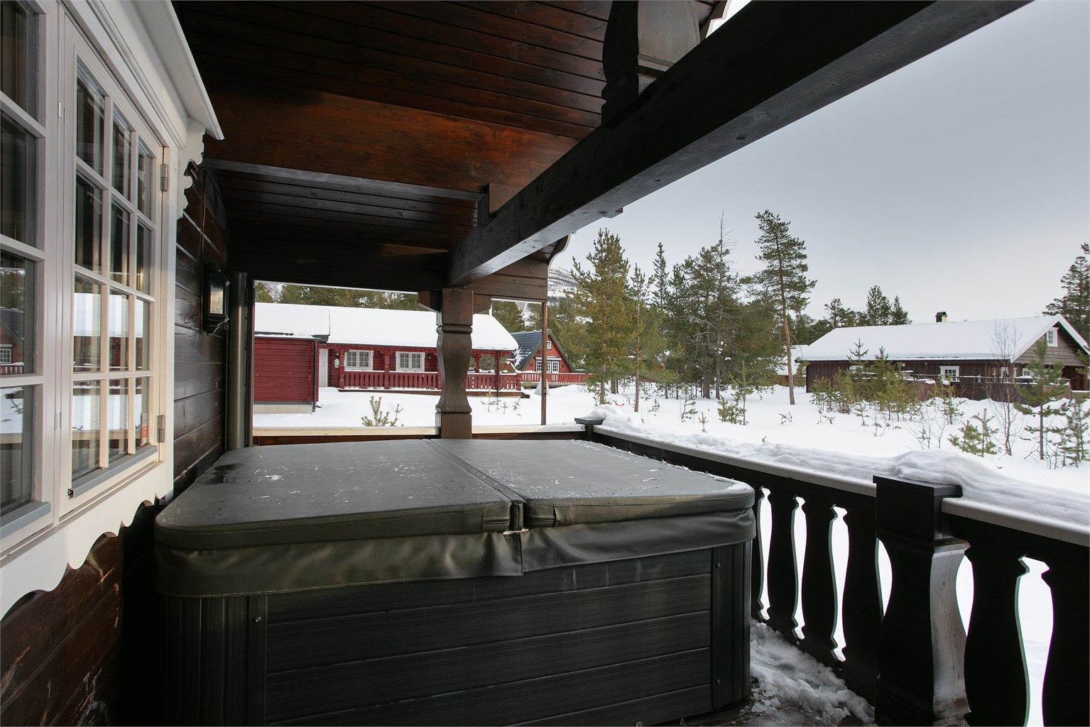 Det er jacuzzi på terrassen - her kan man nyte hyggelige stunder etter en dag på tur eller ski
