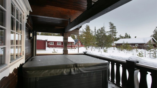 Det er jacuzzi på terrassen - her kan man nyte hyggelige stunder etter en dag på tur eller ski
