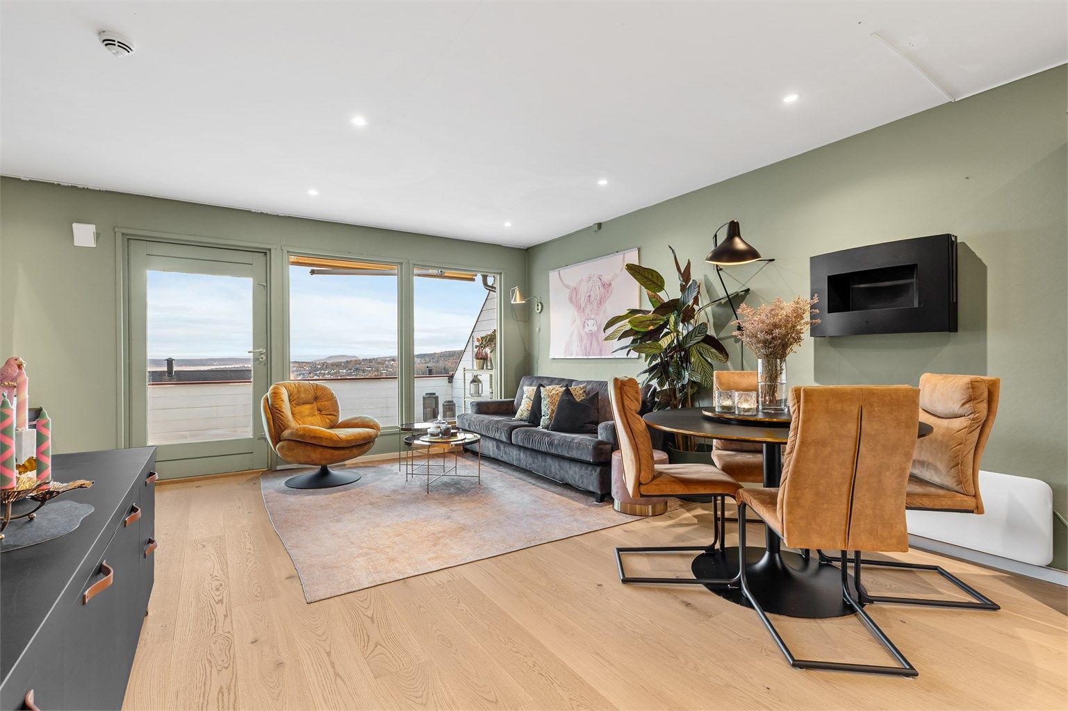 Lys og romslig stue med god plass til sittegruppe, TV-område og spisebord. Den åpne løsningen mellom stue og kjøkken skaper en sosial atmosfære når man er med venner og familie.