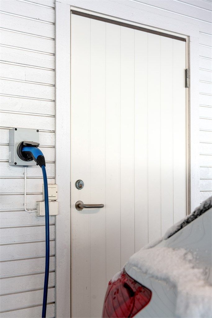 Det er montert elbillader i carport