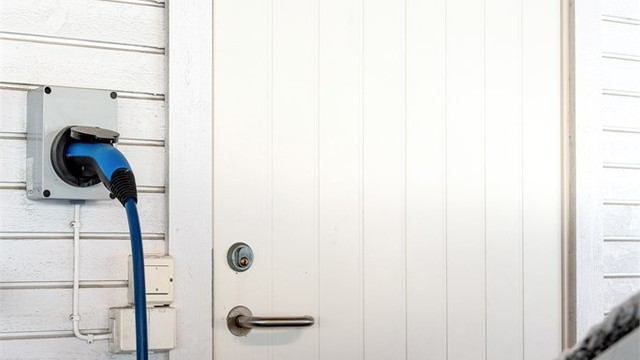 Det er montert elbillader i carport