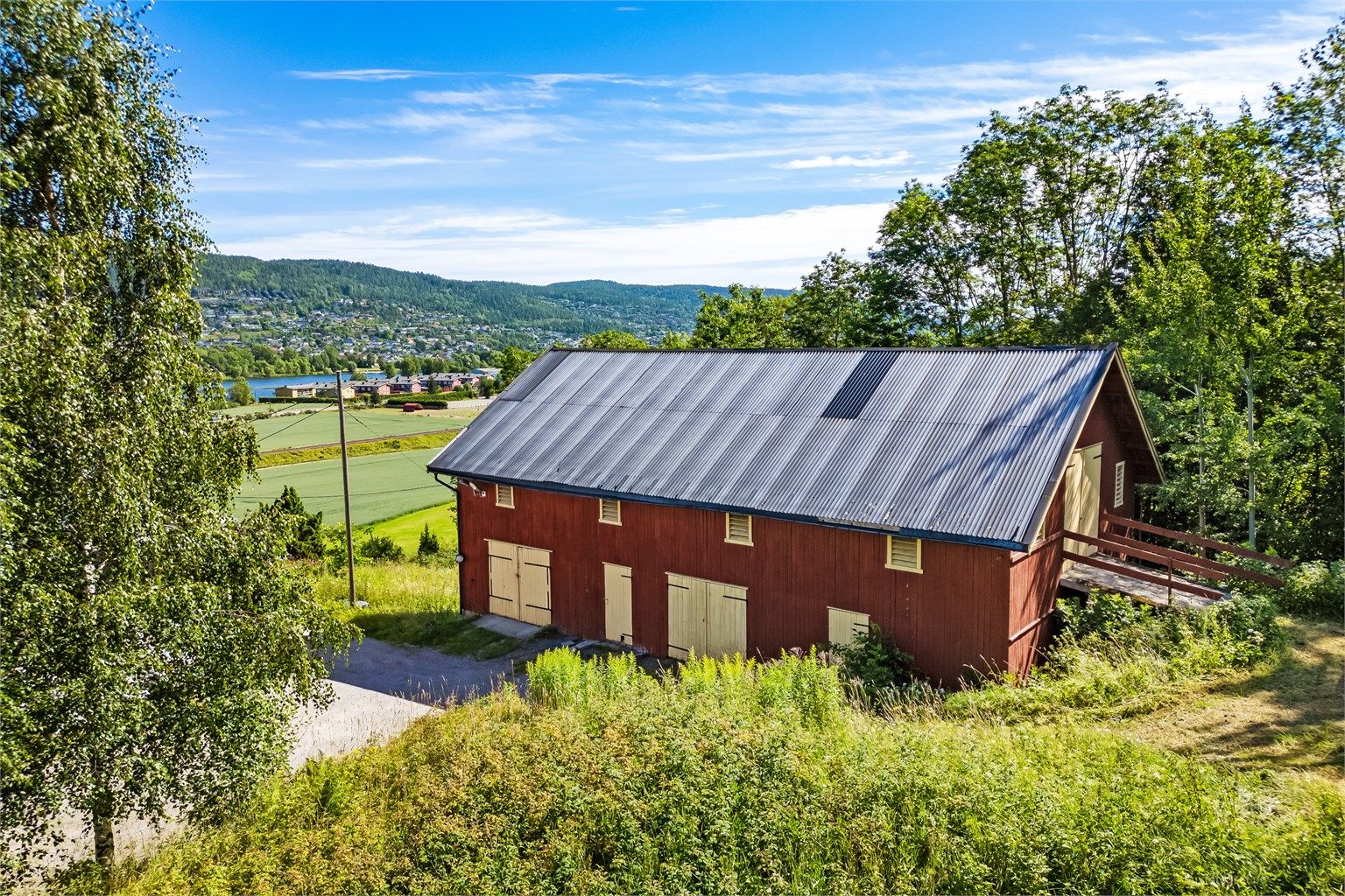 På eiendommen står også en frittstående låve på ca. 160 kvm (manglende brukstillatelse).