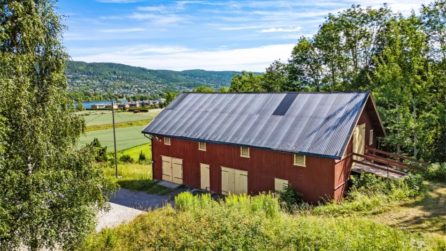 På eiendommen står også en frittstående låve på ca. 160 kvm (manglende brukstillatelse).