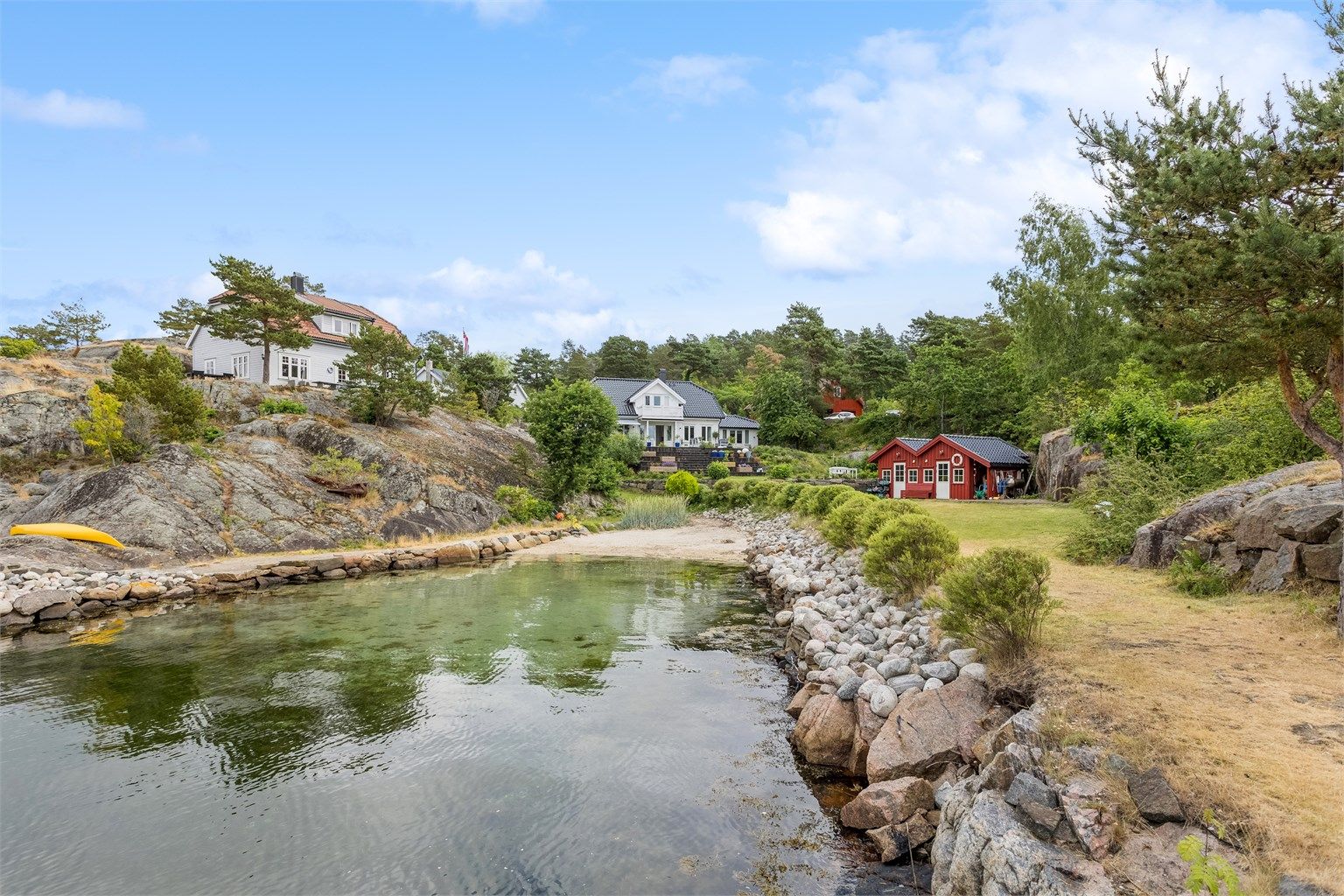 Sandstrand og bod på felles tomt - Tomten er eid av Kalvenveien 87 og to naboer. Sandstranden er åpen for offentligheten.