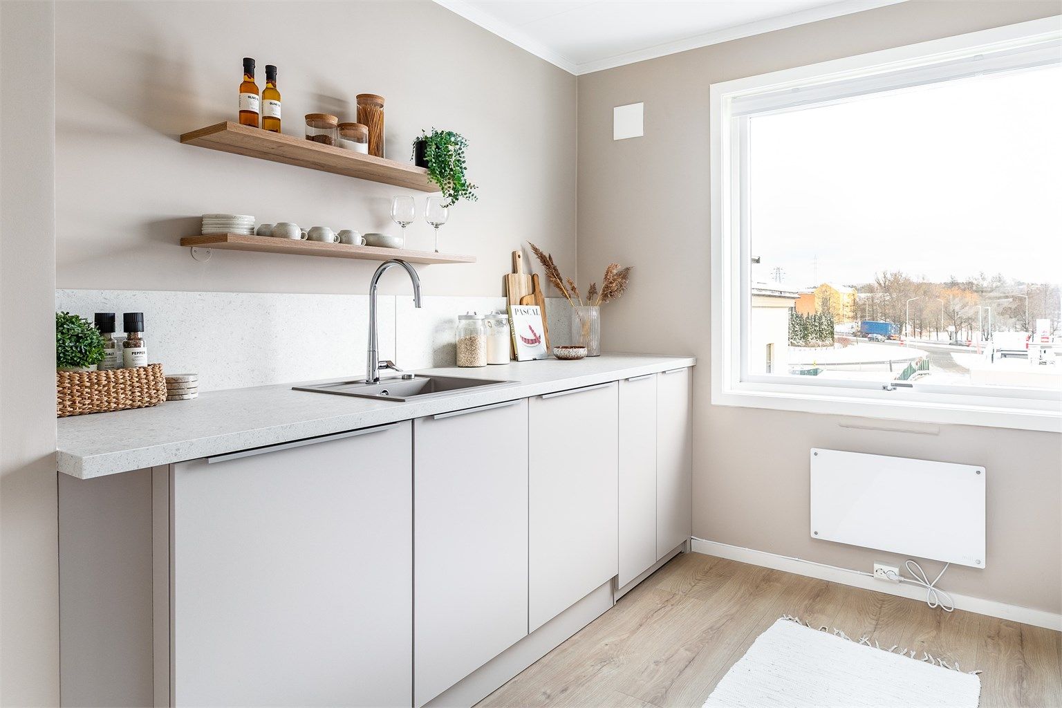 Kjøkkenet ble samtidig med renovering oppgradert med helt ny, tidsaktuell og stilsikker innredning.