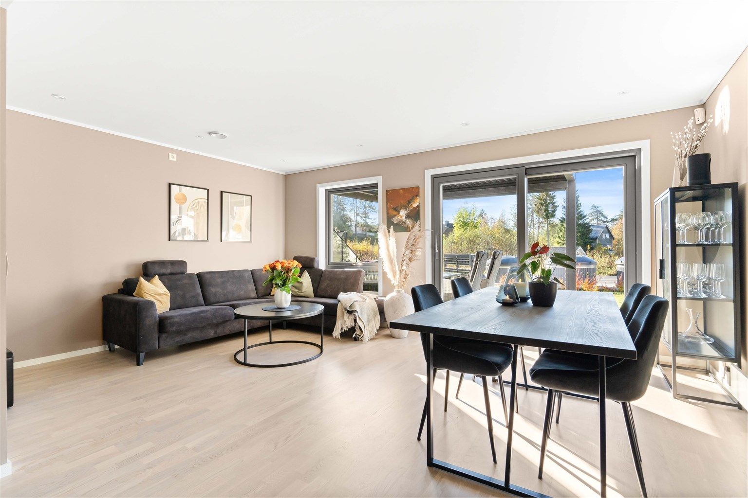 Lys og innbydende stue med god plass til sofagruppe og vindusflater som gir flotte lysforhold.