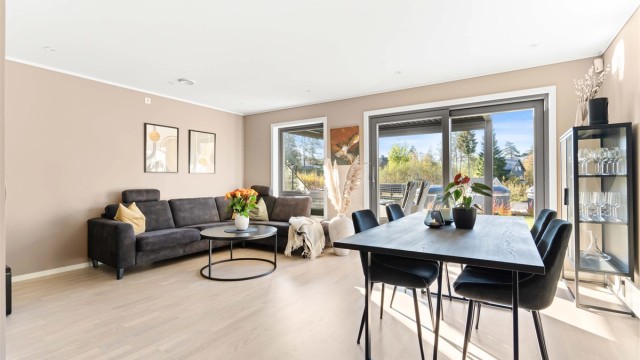 Lys og innbydende stue med god plass til sofagruppe og vindusflater som gir flotte lysforhold.