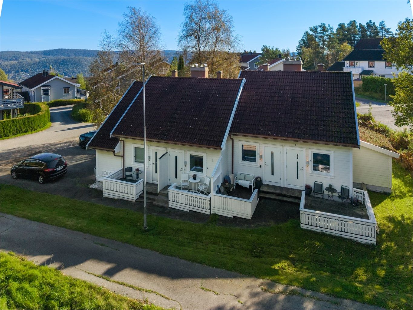 Det er få minutters kjøring ned til koselige Svelvik sentrum, som har det meste av servicetilbud, småbutikker og vinmonopol. Nærhet til fjorden med gode fiske- og bademuligheter.