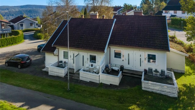 Det er få minutters kjøring ned til koselige Svelvik sentrum, som har det meste av servicetilbud, småbutikker og vinmonopol. Nærhet til fjorden med gode fiske- og bademuligheter.