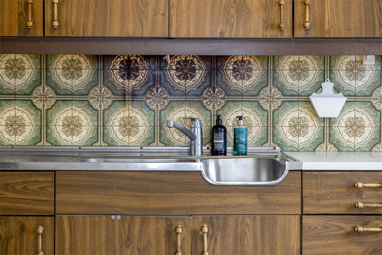 Benkeplaten i laminat har en nedfelt oppvaskkum med ett-greps armatur.