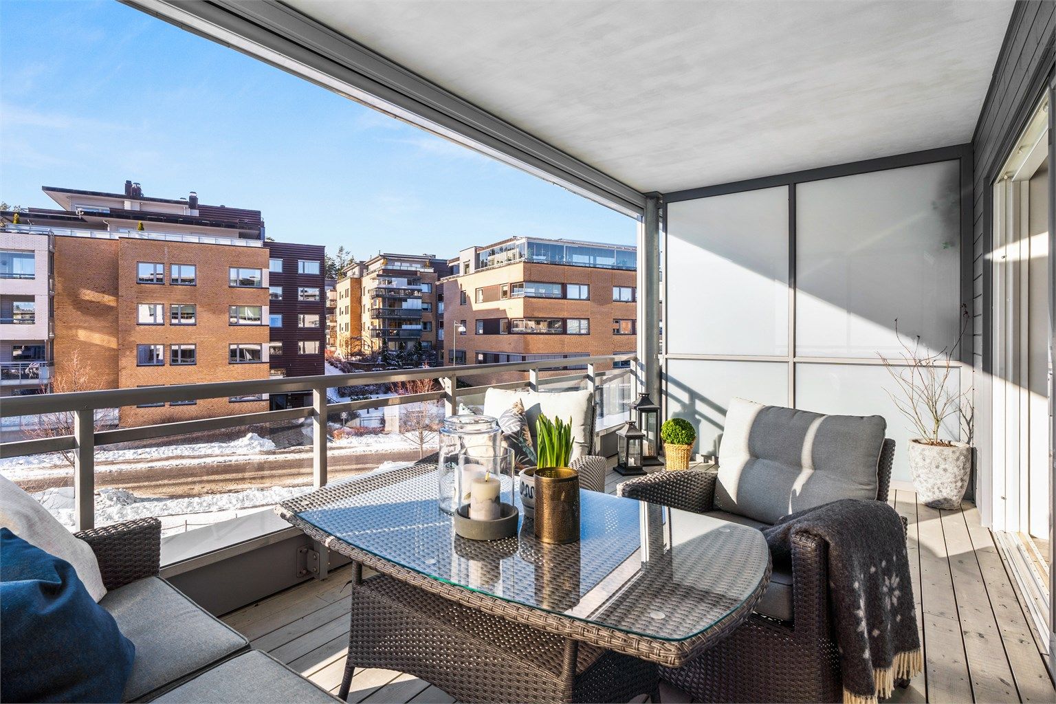 Lekker og moderne 3-roms leilighet med to balkonger, romslig stue, separat kjøkken,  to soverom, bad og gjestetoalett.  Foto: Oh Shots