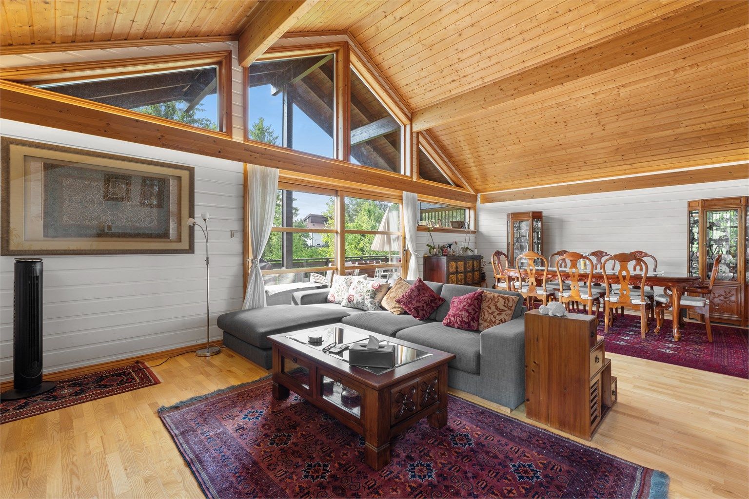 Stuen er romslig og fin med god plass til forskjellige soner