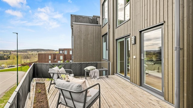 Den andre av boligens to sydvendte uteplasser.