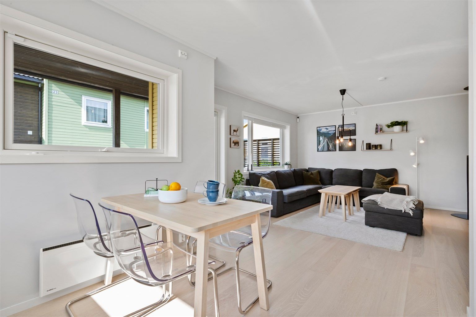 Stuen har plass til både sofagruppe og spisebord.