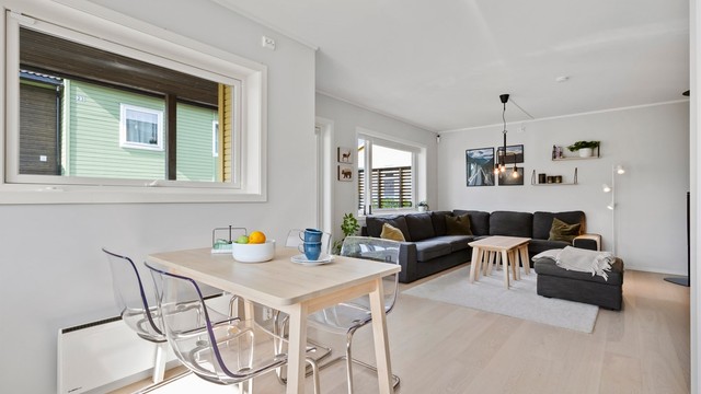 Stuen har plass til både sofagruppe og spisebord.