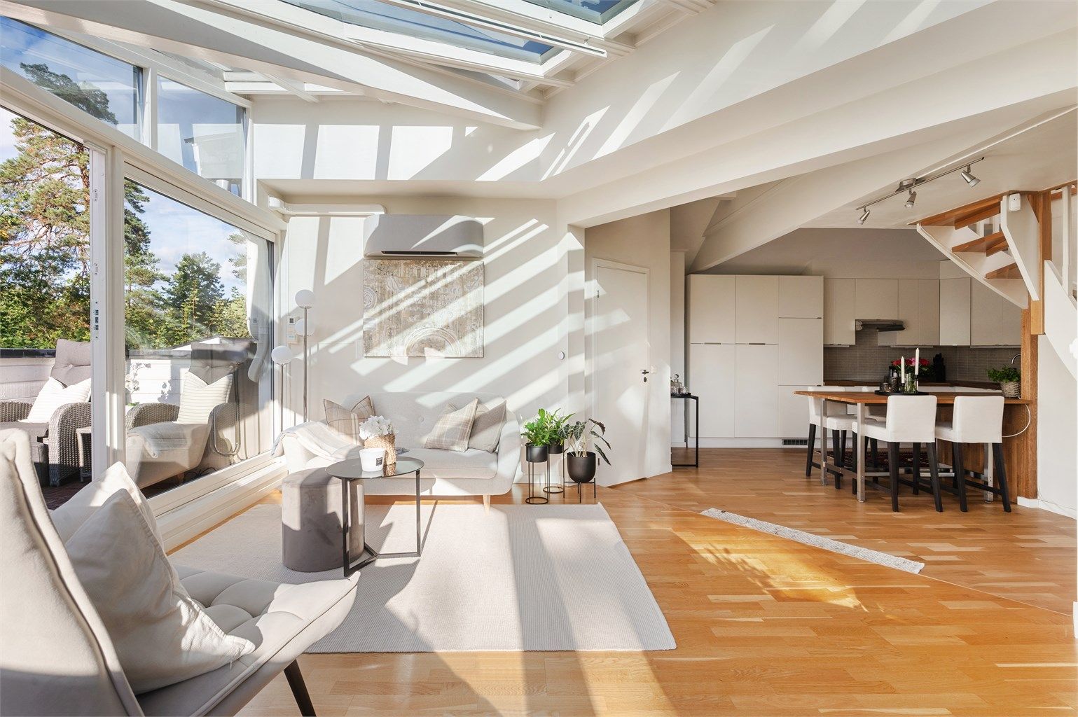 En unik og tiltalende leilighet med vinduer fra gulv til tak og en fantastisk romfølelse. 