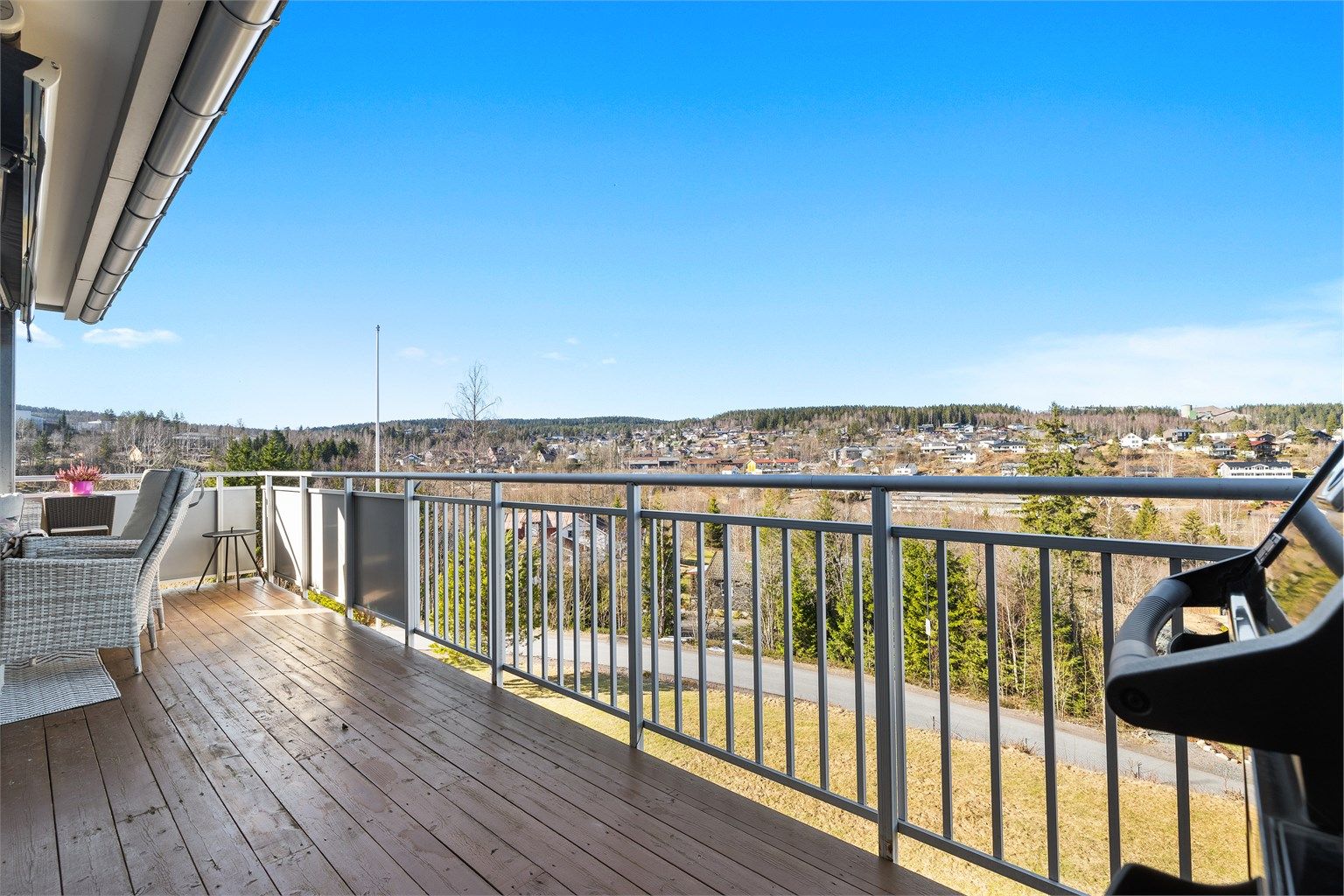 Utsikten fra balkongen. Det er også eget gassuttak til gassgrill på balkongen. Foto Digit Media Norge AS v/Jørgen Sørebø