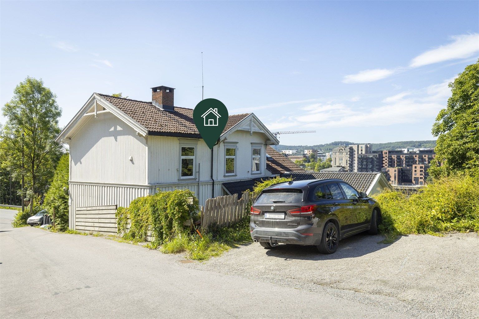 Leiligheten ligger meget sentralt med gangavstand til sentrum. Deler 1 parkeringsplass med en annen leilighet.