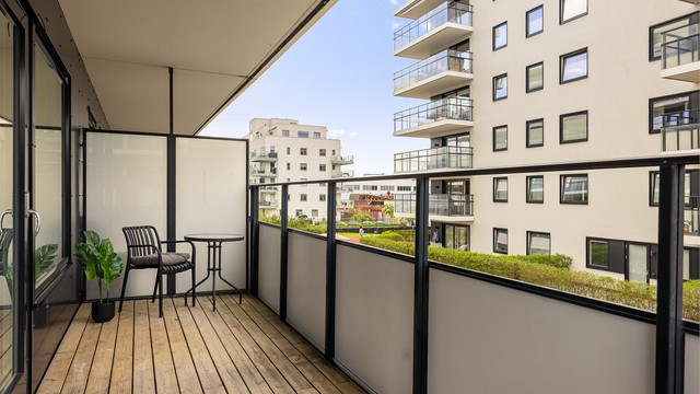 Den romslige, nordvestvendte balkongen har god plass til en sittegruppe.