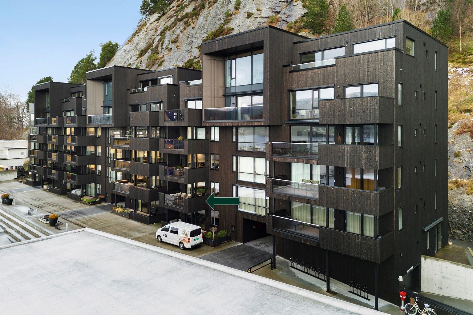 Krogsveen Sunnmøre v/Eiendomsmegler Elisabeth Skjold har gleden av å presentere en lekker nyere 4-roms eierleilighet med balkong og utsikt beliggende på Øvre Utstillingsplass 