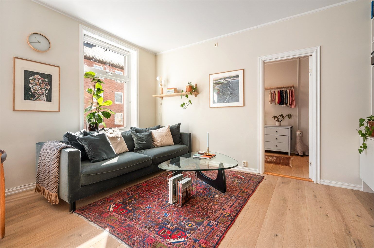Stuen er av god størrelse med plass til sofa, salongbord og TV-seksjon. Rommet har en sjenerøs takhøyde og gjennomgående parkettgulv. 