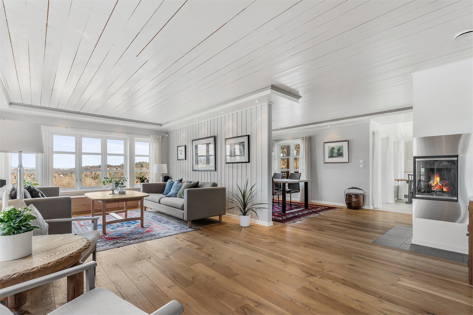 Delvis åpne løsning mellom stue og spisestue. Flott, integrert peisovn mellom stuene for ekstra varme og hygge på kjølige dager.