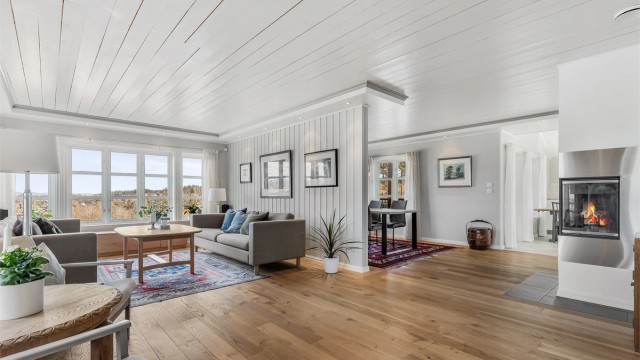 Delvis åpne løsning mellom stue og spisestue. Flott, integrert peisovn mellom stuene for ekstra varme og hygge på kjølige dager.