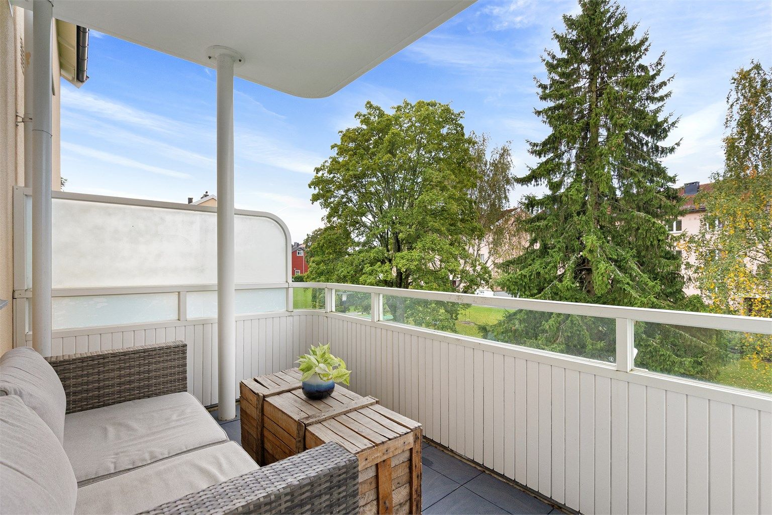 Solrik balkong på 7 kvm. Balkongen vender mot vest og har sol til kvelden midtsommers