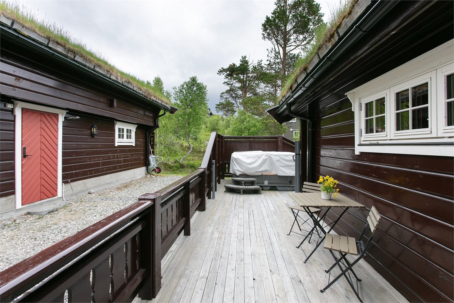 Terrassen strekker seg rundt store deler av hytta og binder uteområdet sammen.