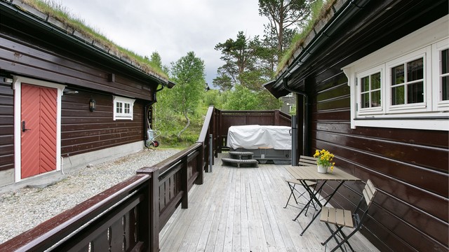 Terrassen strekker seg rundt store deler av hytta og binder uteområdet sammen.
