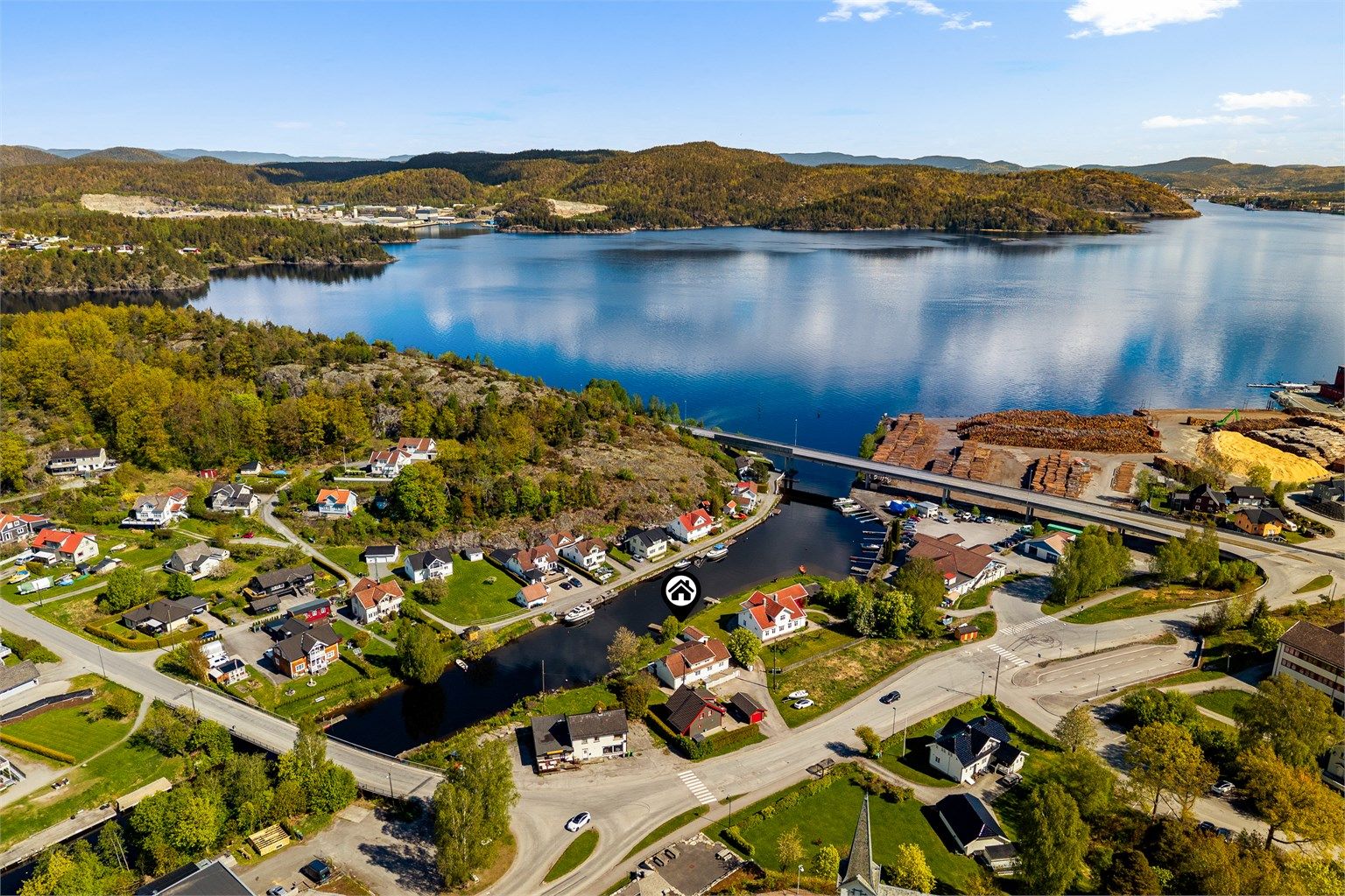 Beliggenheten gir nærhet til både sjø og natur.