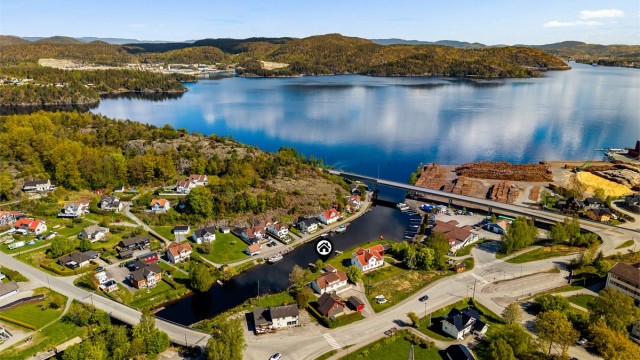Beliggenheten gir nærhet til både sjø og natur.