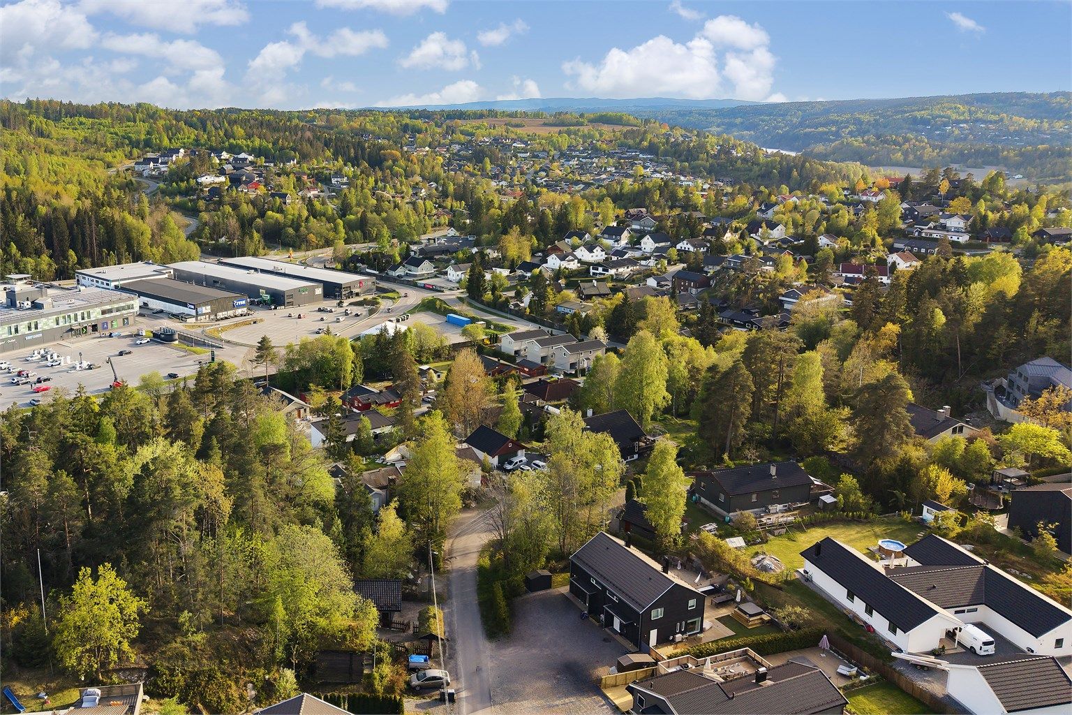 Det er kort gangavstand til Alti kjøpesenter, med et bredt utvalg av butikker og servicetilbud.